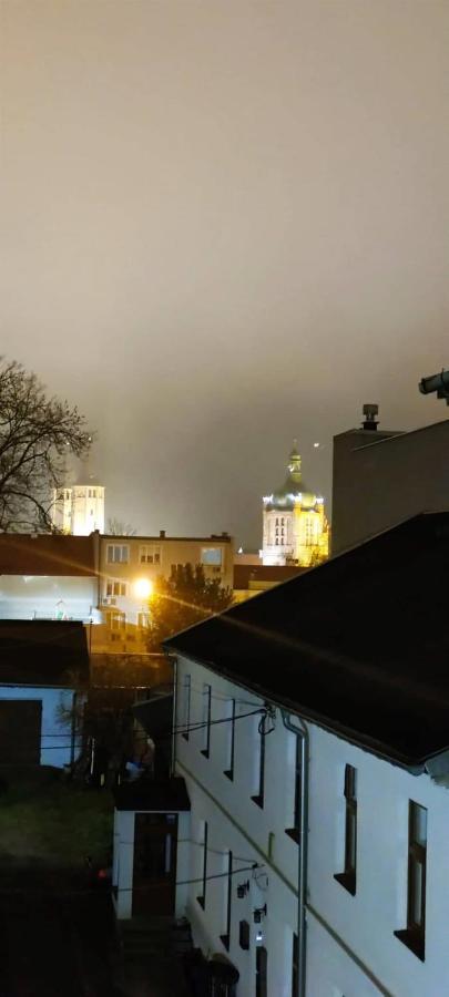 Kolegialna 8 *